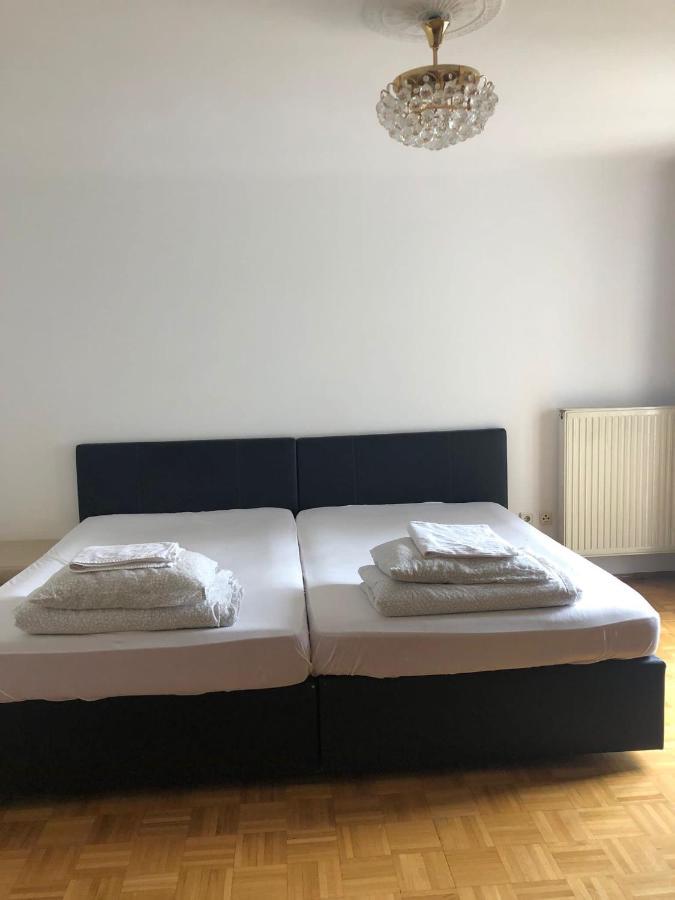 A Private Room In A Shared Apartment Viena Exterior foto